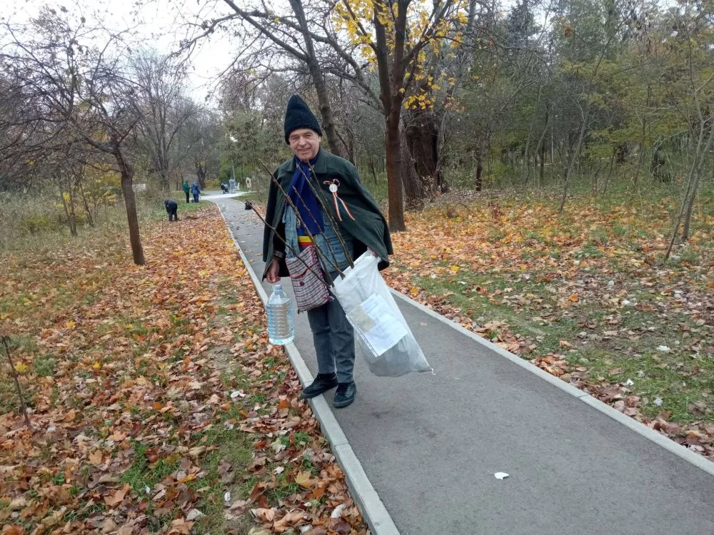 Membri UPRM plantând puieți pe Aleea Seniorilor din Parcul La Izvor, Chișinău