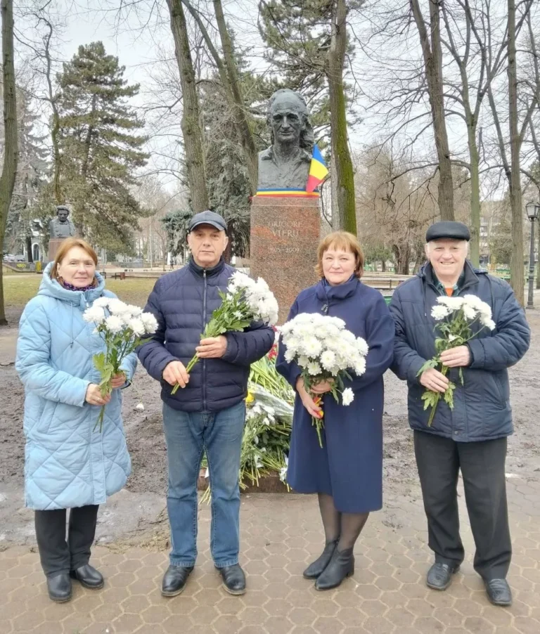 Membrii UPRM depun flori la bustul poetului Grigore Vieru