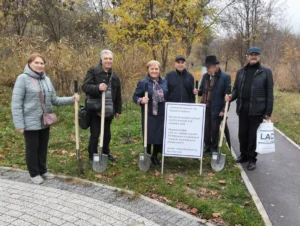 Membrii UPRM la campania de plantare Ești Om, sădește un pom în Parcul La Izvor