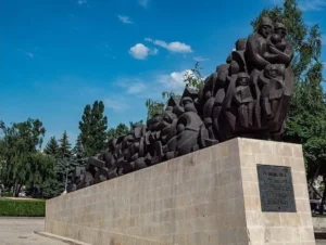 Monument dedicat victimelor deportărilor și represiunilor regimului totalitar sovietic