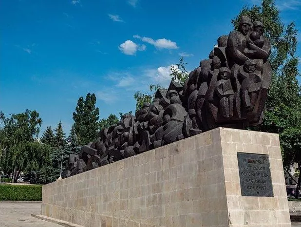 Monument dedicat victimelor deportărilor și represiunilor regimului totalitar sovietic